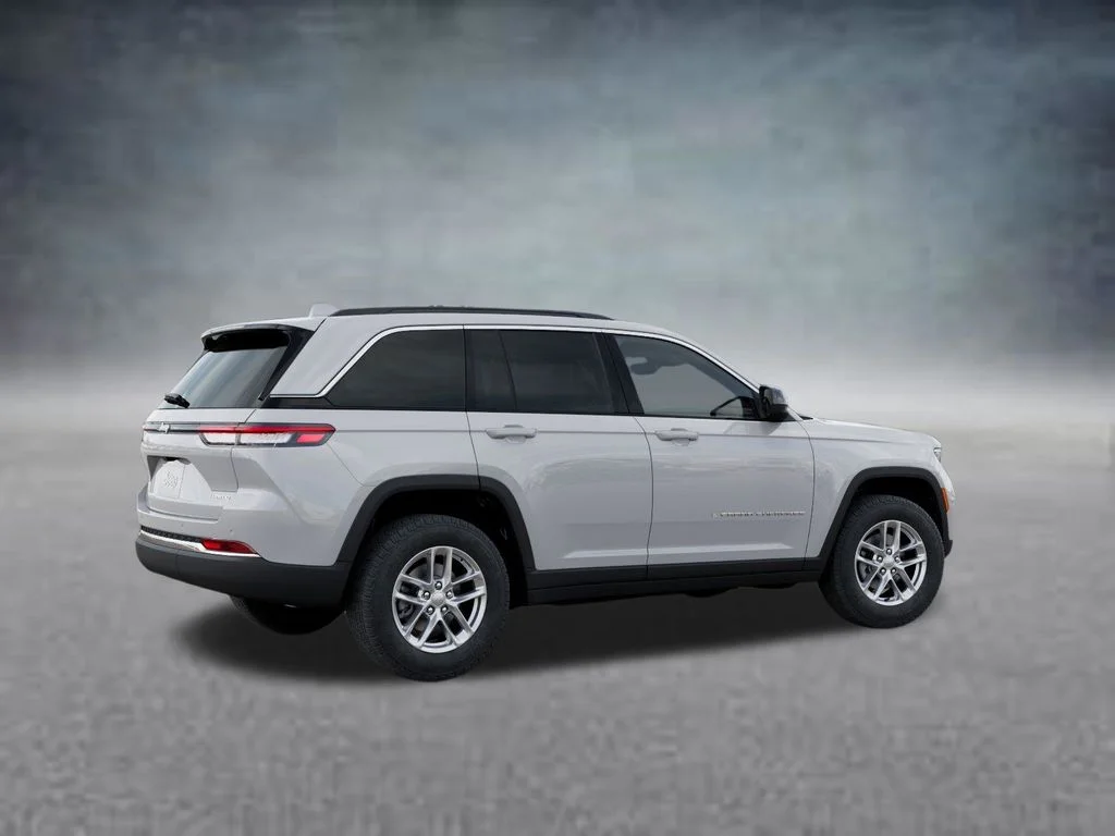 New 2026 Bright White Clear-Coat Exterior Paint Jeep Laredo X image 4