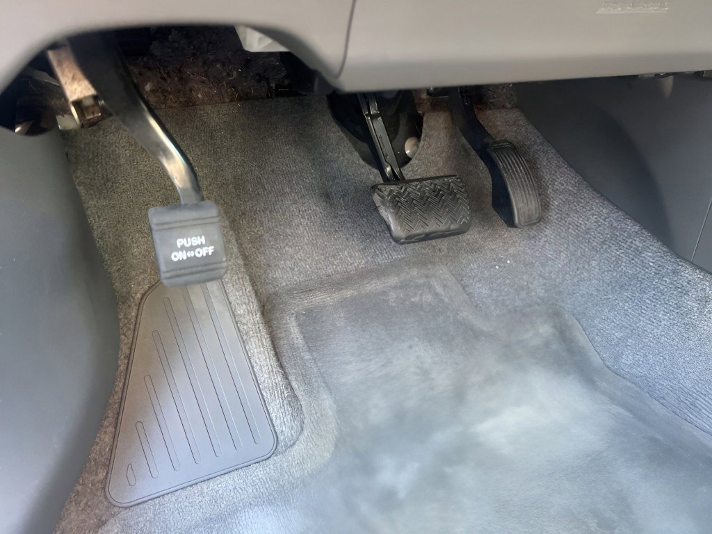 Used 2010 White Toyota V image 22