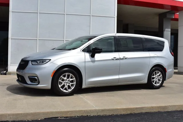 Used 2024 Silver Chrysler Touring L image 2