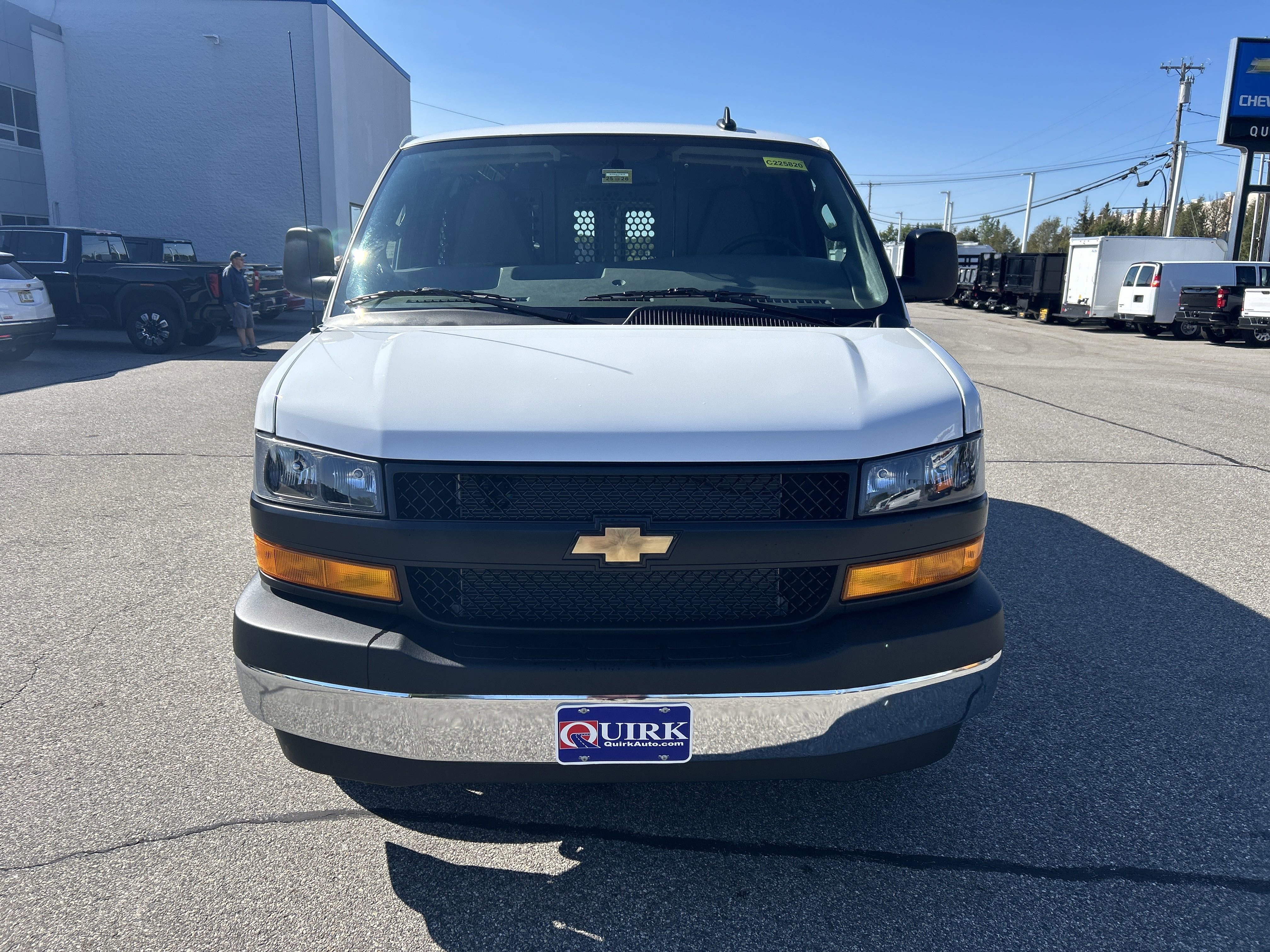 New 2025 Summit White Chevrolet WT image 3