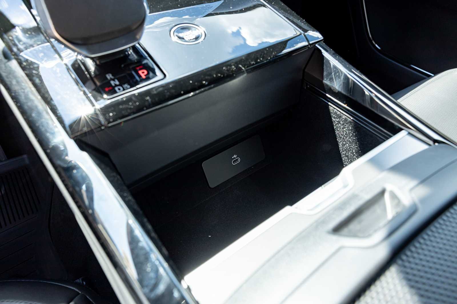 New 2026 BLACK Land Rover SE image 24