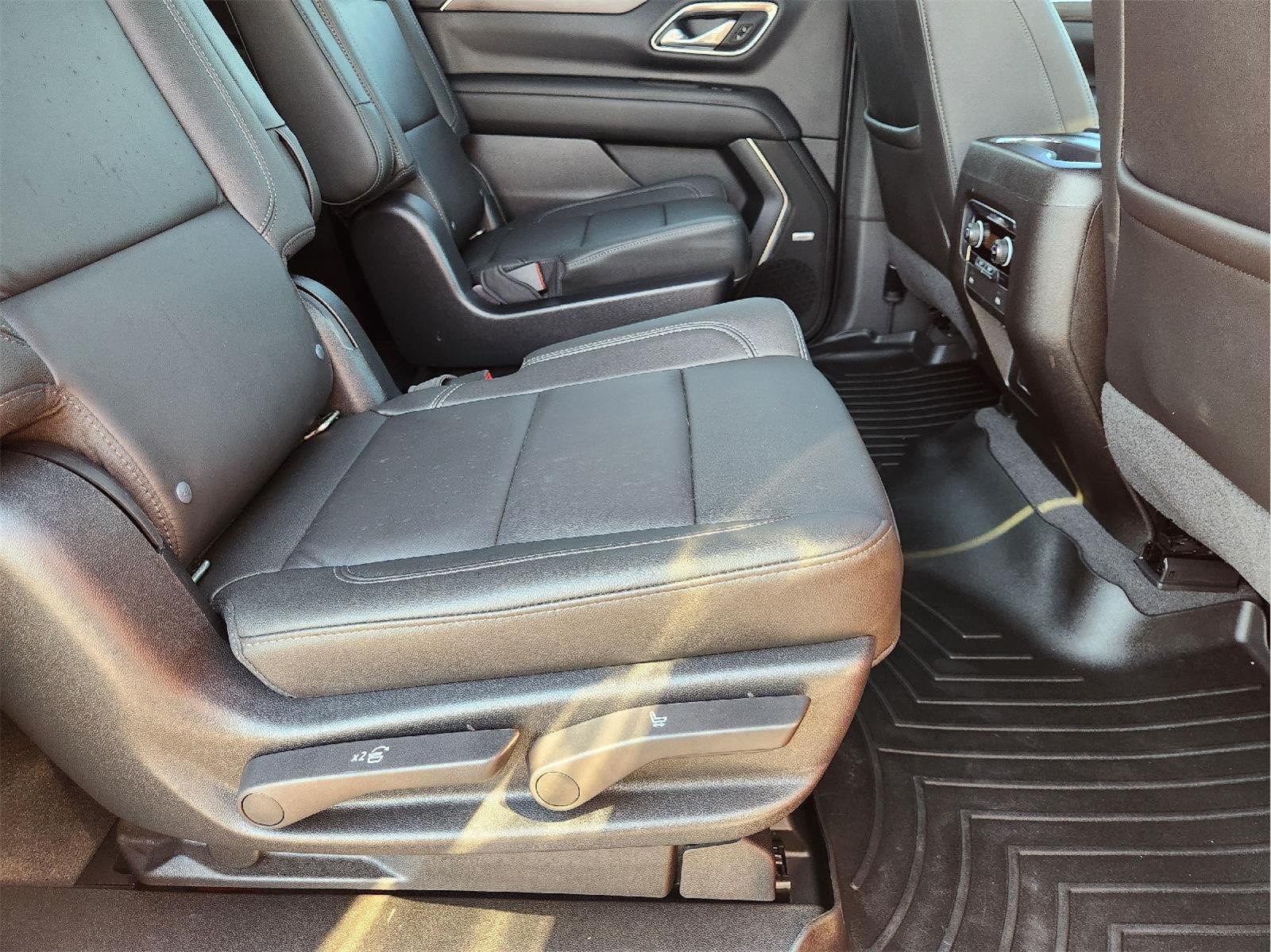 2021 Chevrolet Suburban photo 32 of 34