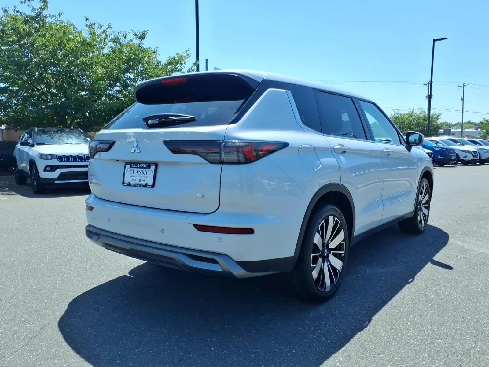 Used 2025  Mitsubishi SE image 2