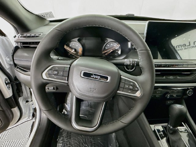 New 2026 Bright White Clear-Coat Exterior Paint Jeep Latitude image 11