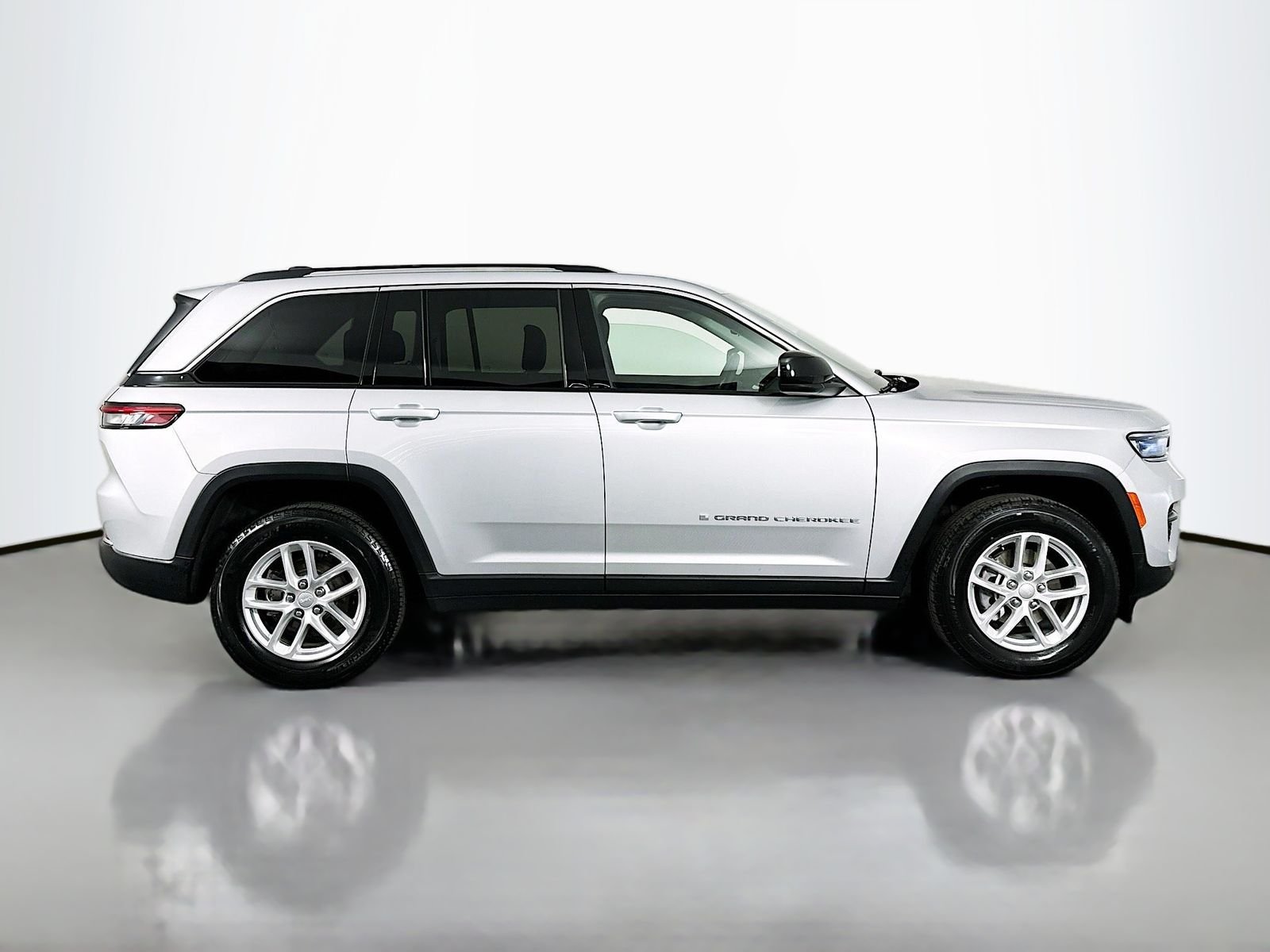 Used 2024 Silver Zynith Jeep Laredo X image 8