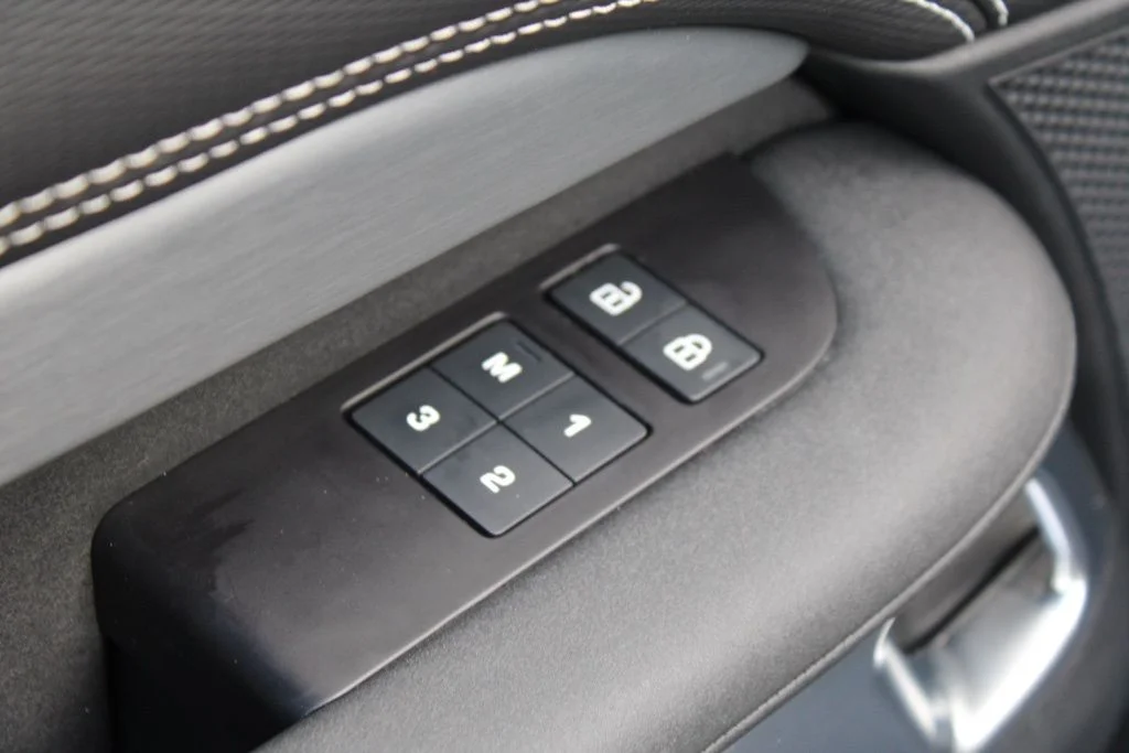 Used 2025  Land Rover Dynamic SE image 15