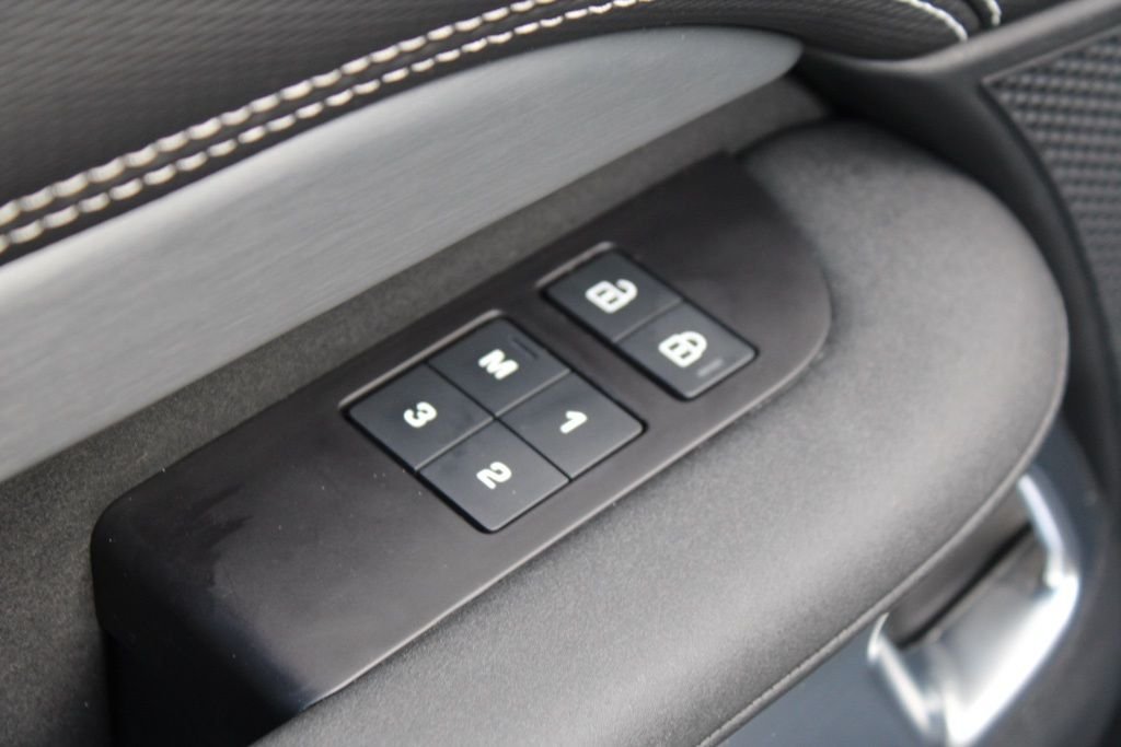 Used 2025  Land Rover Dynamic SE image 15