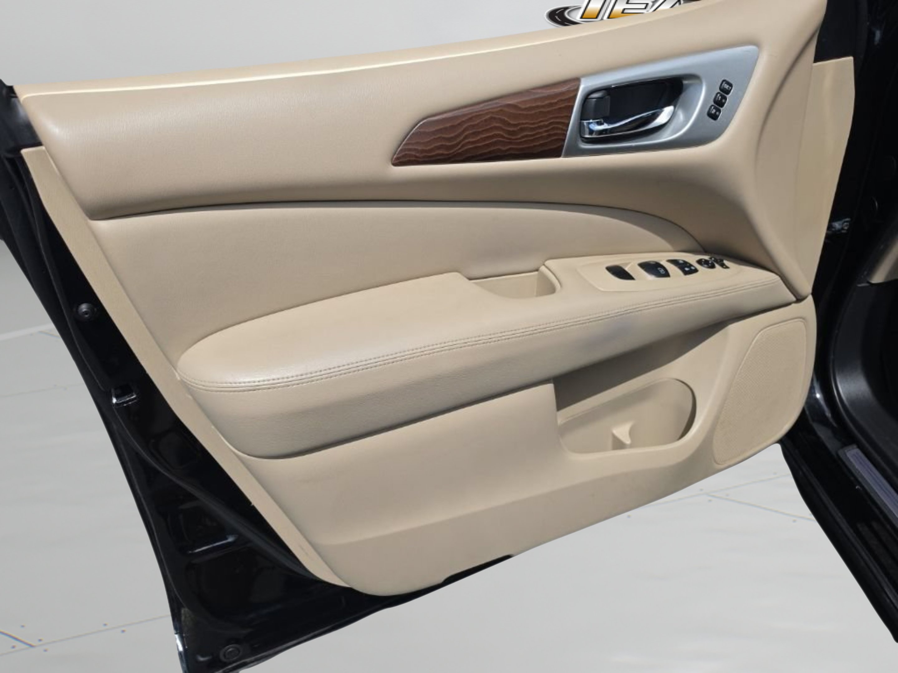 Used 2018 Black Nissan Platinum image 11