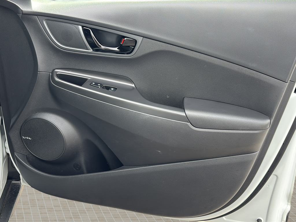 Used 2021 Chalk White Hyundai NIGHT image 37