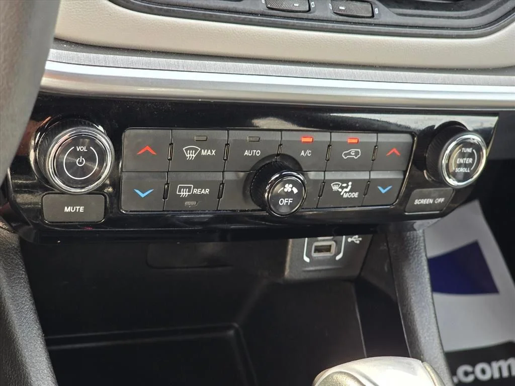 Used 2025 White Jeep Limited image 16