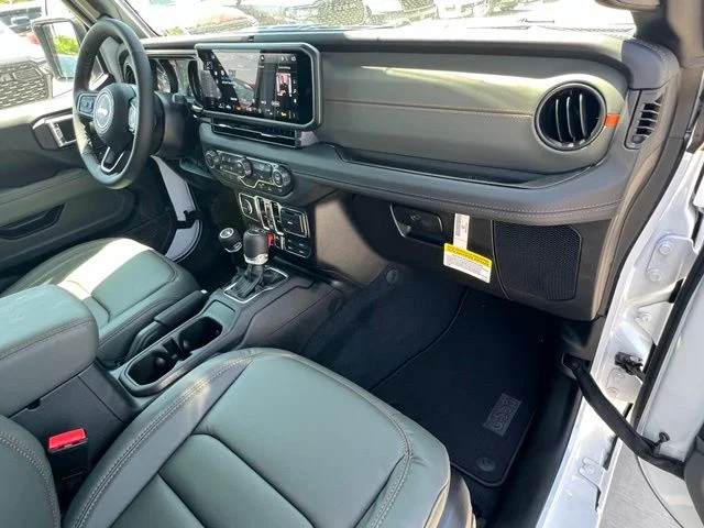 New 2026 Bright White Clear-Coat Exterior Paint Jeep Mojave image 21
