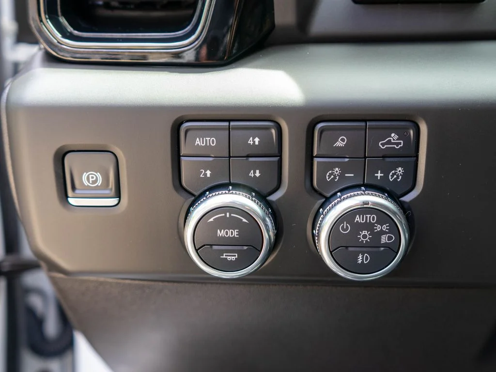Used 2025 White GMC AT4 image 20