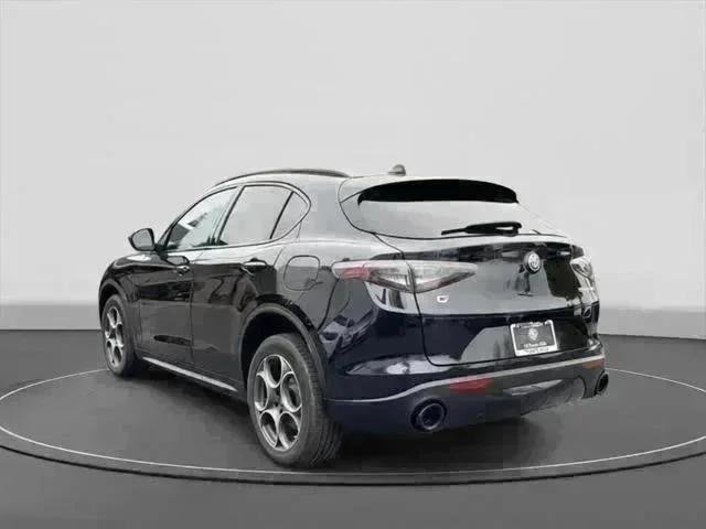 New 2025 Vulcano Black Metallic Exterior Paint Alfa Romeo  image 4