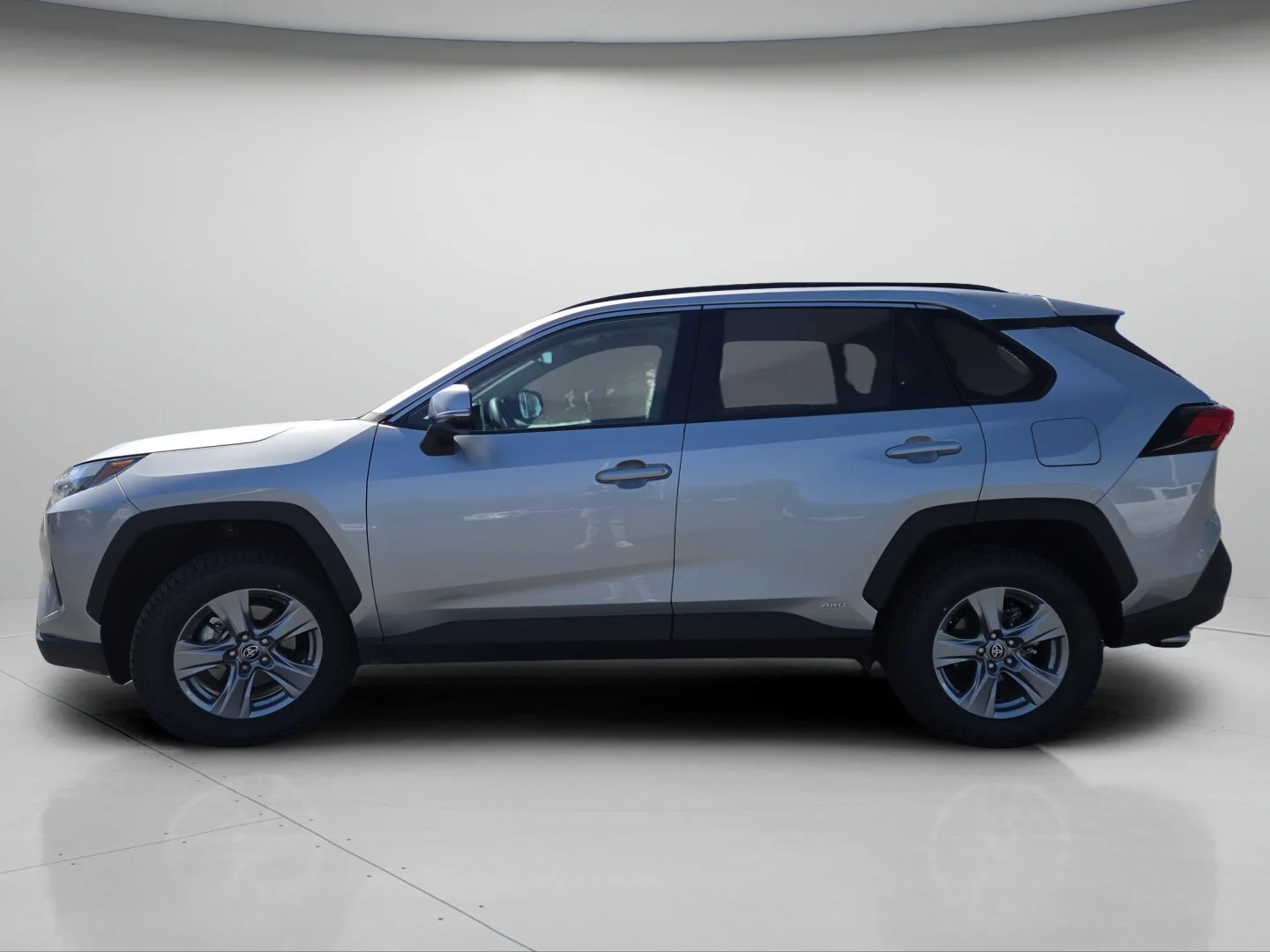 Used 2025 Silver Sky Metallic Toyota XLE image 21