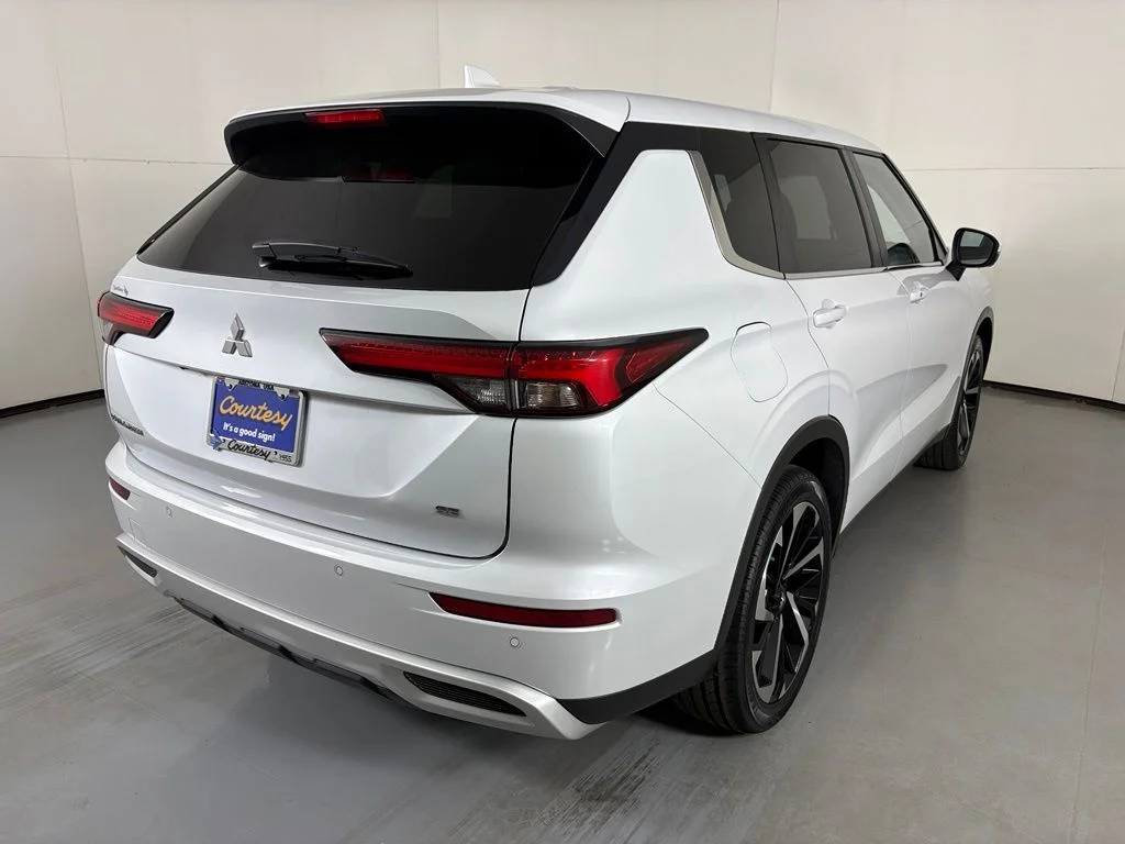 Used 2024 White Mitsubishi SE image 8