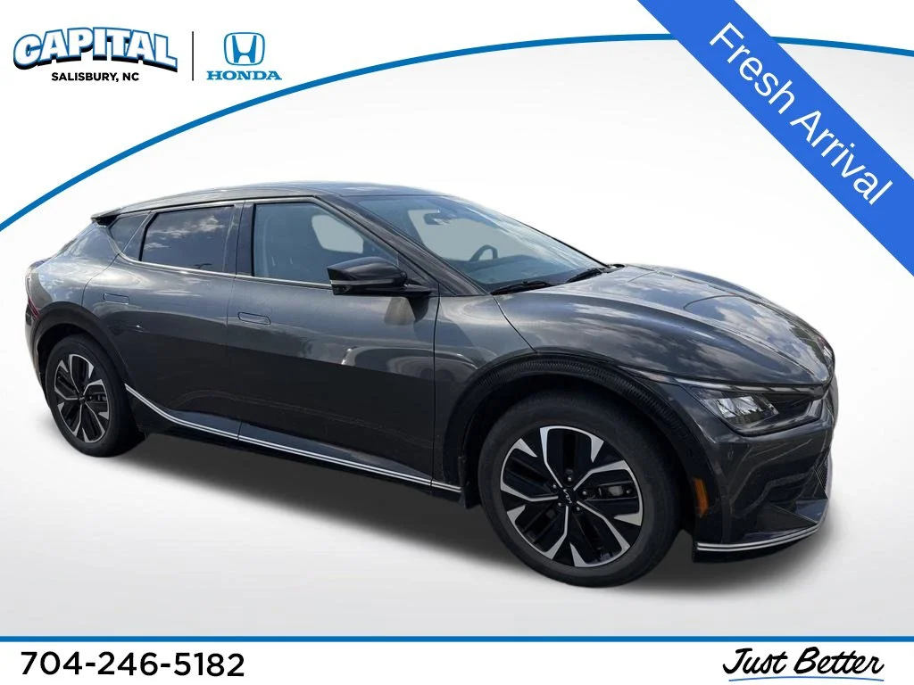 Used 2023 Gray Kia Wind image 1