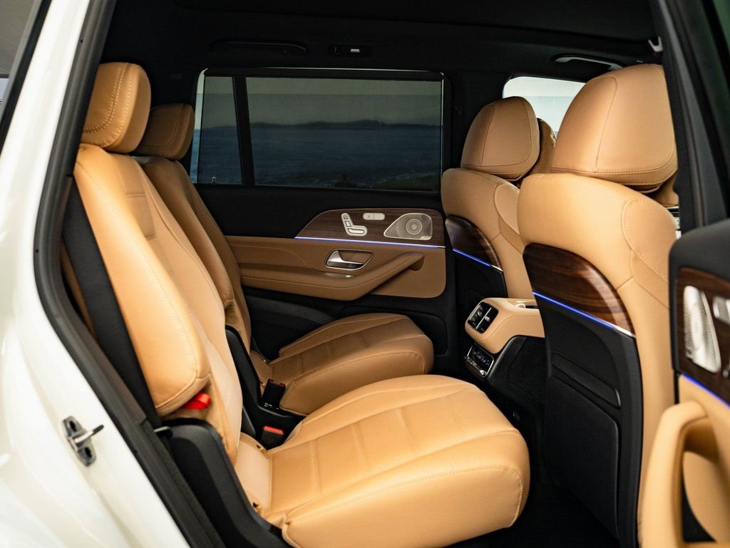 New 2026 MANUFAKTUR Moonlight White Metallic Mercedes-Benz GLS 450 image 38