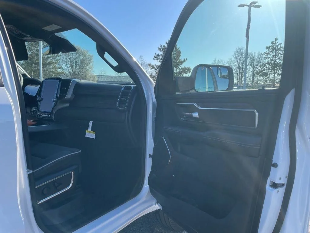 New 2026 Ivory White Tri-Coat Pearl-Coat Exterior Paint RAM Laramie image 34