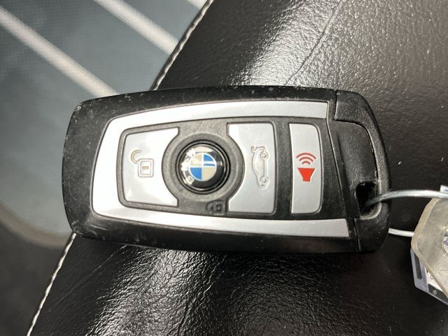 Used 2018  BMW CS image 26
