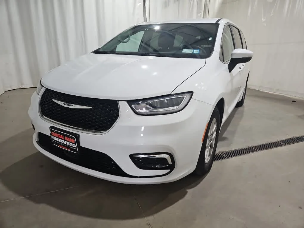 2023 Chrysler Pacifica Touring L's photo
