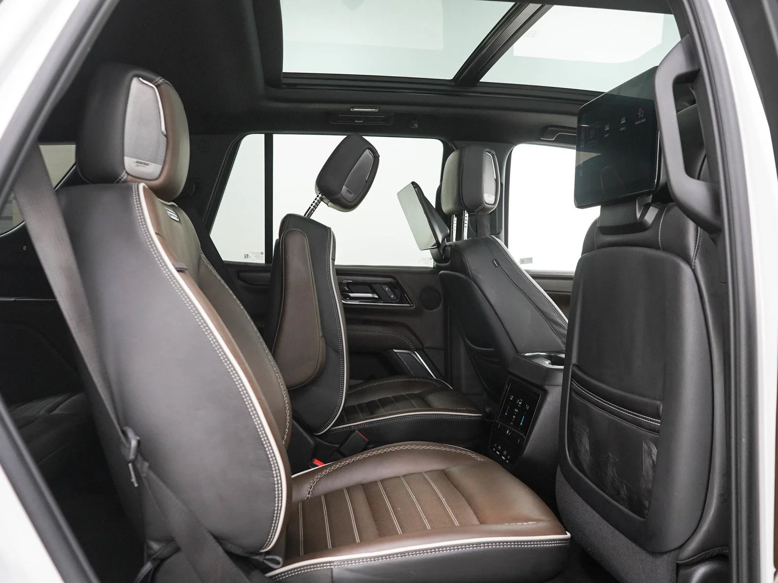 Used 2025 White Frost Tricoat GMC Denali Ultimate image 14