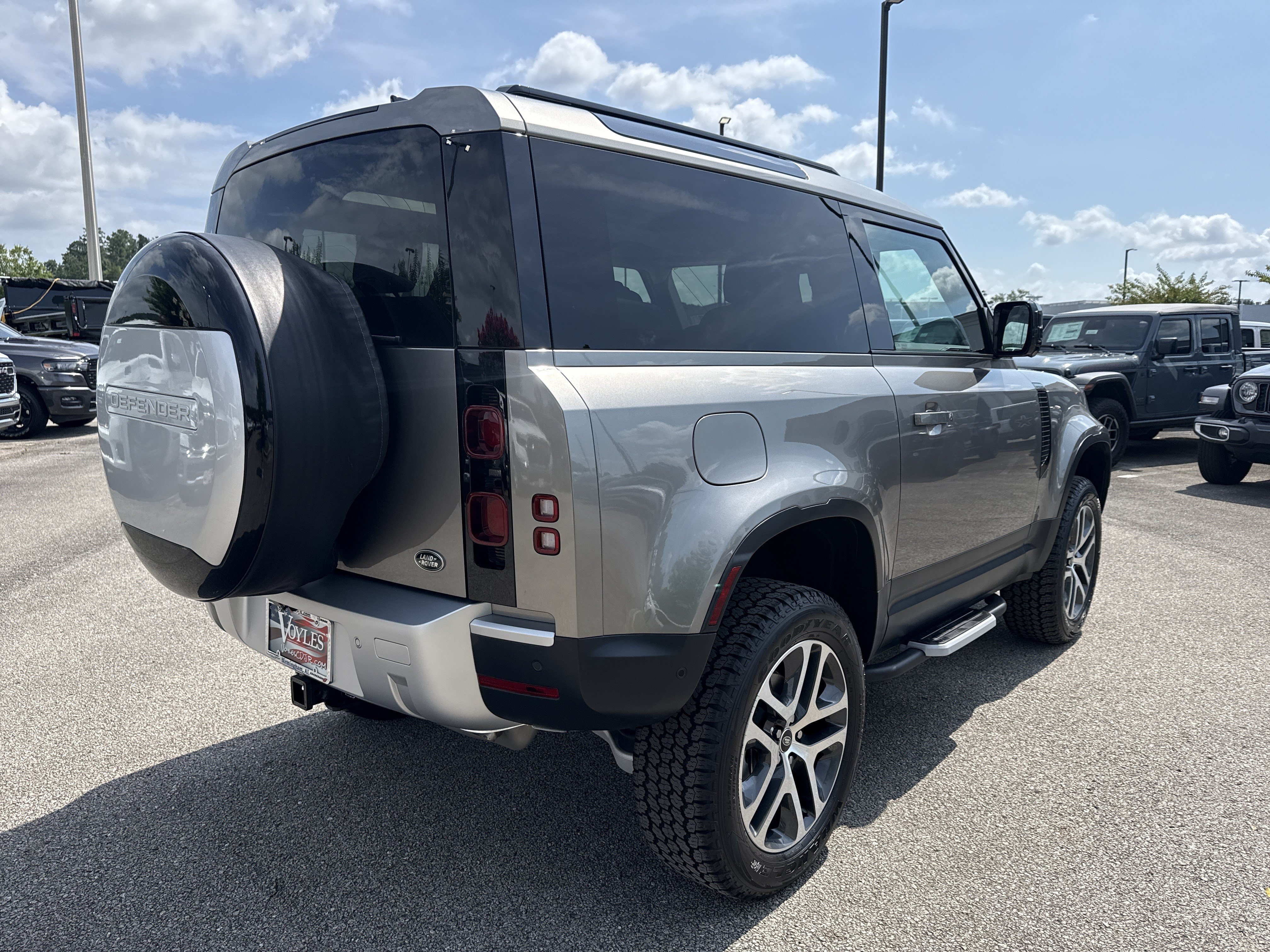 Used 2023  Land Rover S image 8