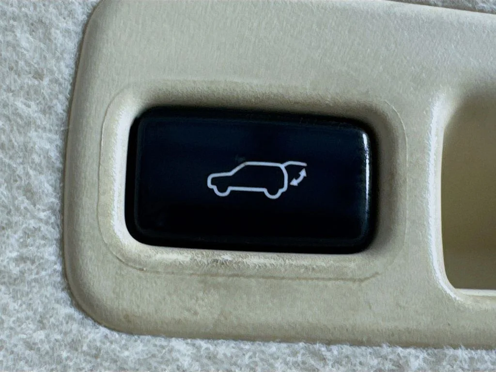 Used 2015 Black Lexus 450h image 34