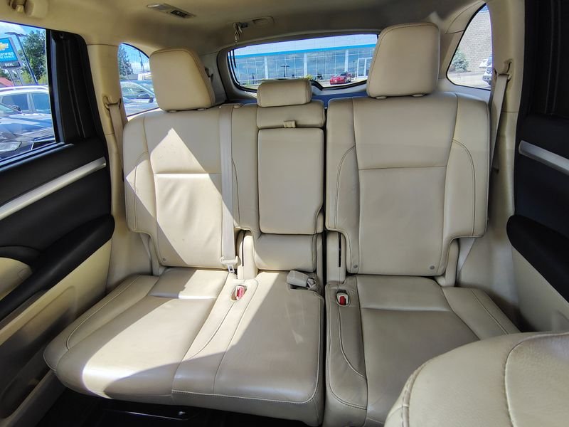 Used 2015 Red Toyota XLE V6 image 10