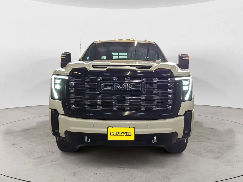 Used 2025 White Frost Tricoat GMC Denali Ultimate image 2
