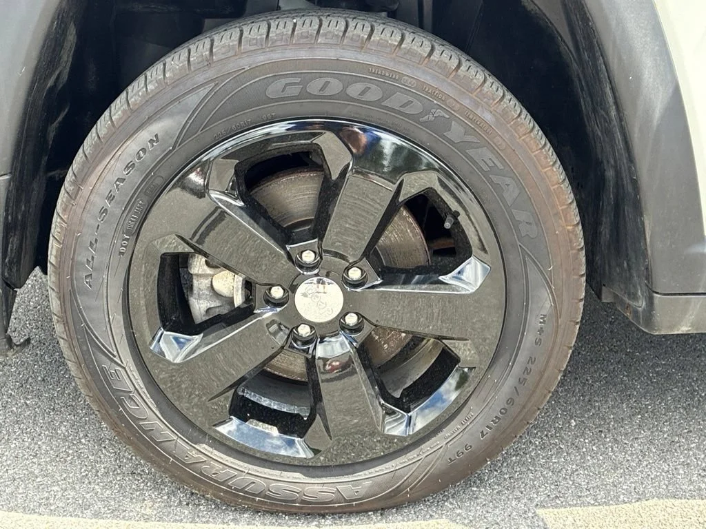 Used 2019 White Clearcoat Jeep Latitude image 33