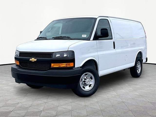 New 2026 Summit White Chevrolet WT image 3