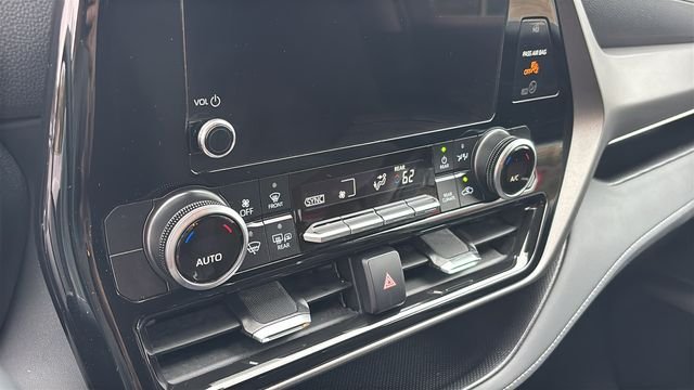 Used 2025 Pearl Toyota LE image 22