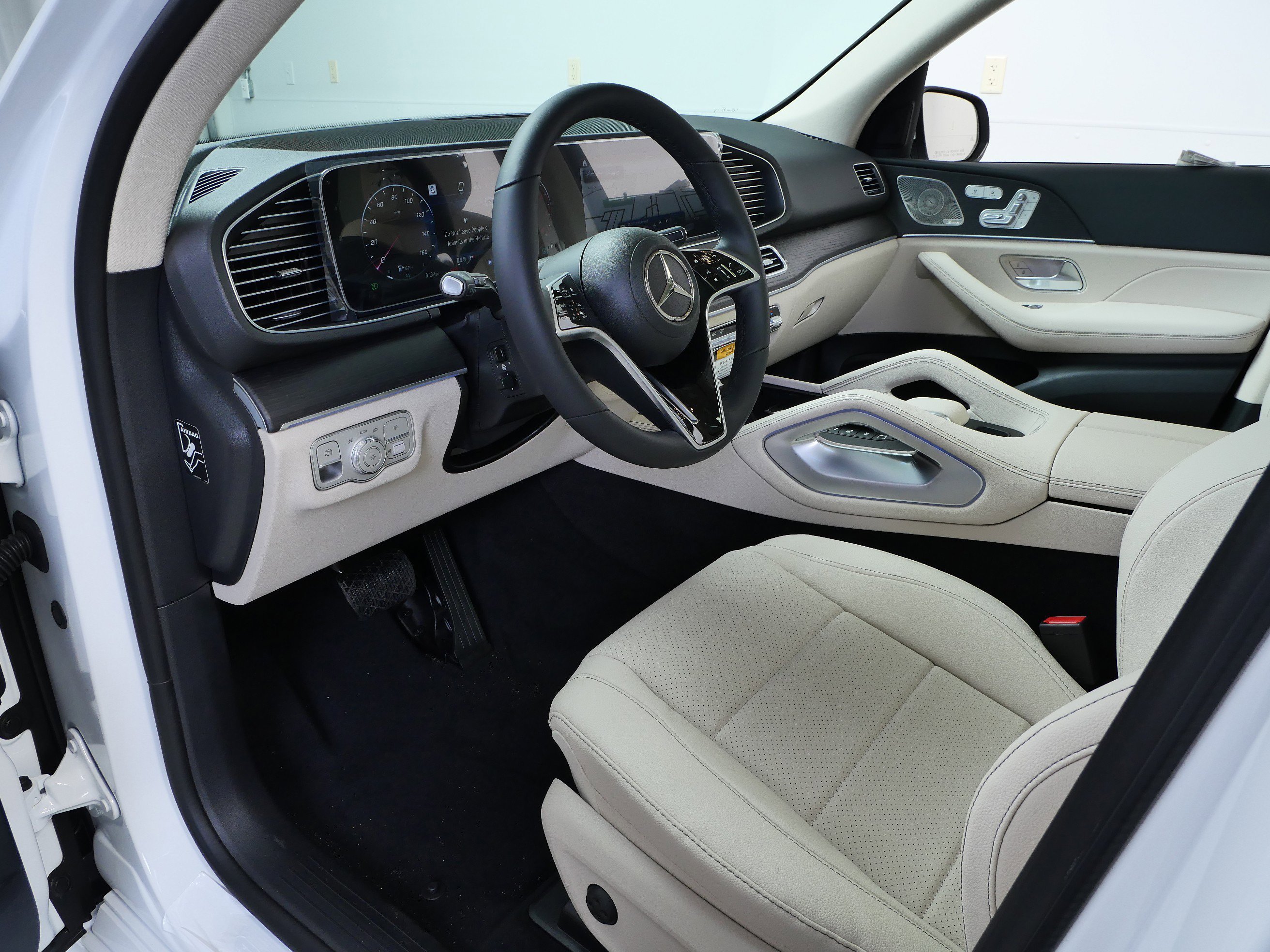 New 2026 MANUFAKTUR Moonlight White Metallic Mercedes-Benz GLE 450 image 7