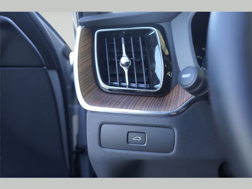 2025 Volvo XC60 Plus - Photo 10
