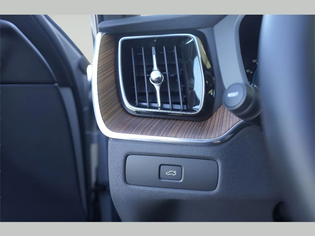2025 Volvo XC60 Plus - Photo 10