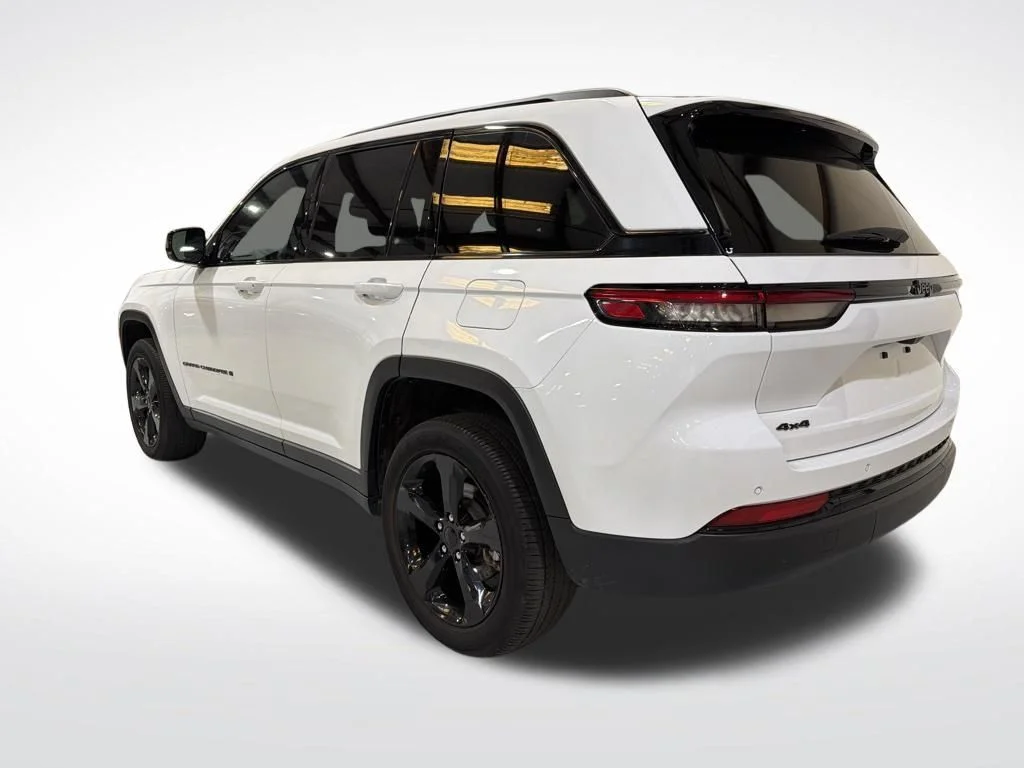 Used 2023 White Jeep Altitude X image 9