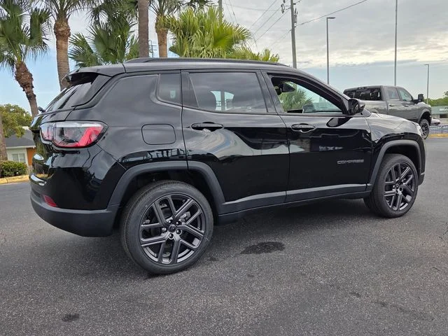 New 2026 Diamond Black Crystal Pearl-Coat Exterior Paint Jeep Latitude image 7