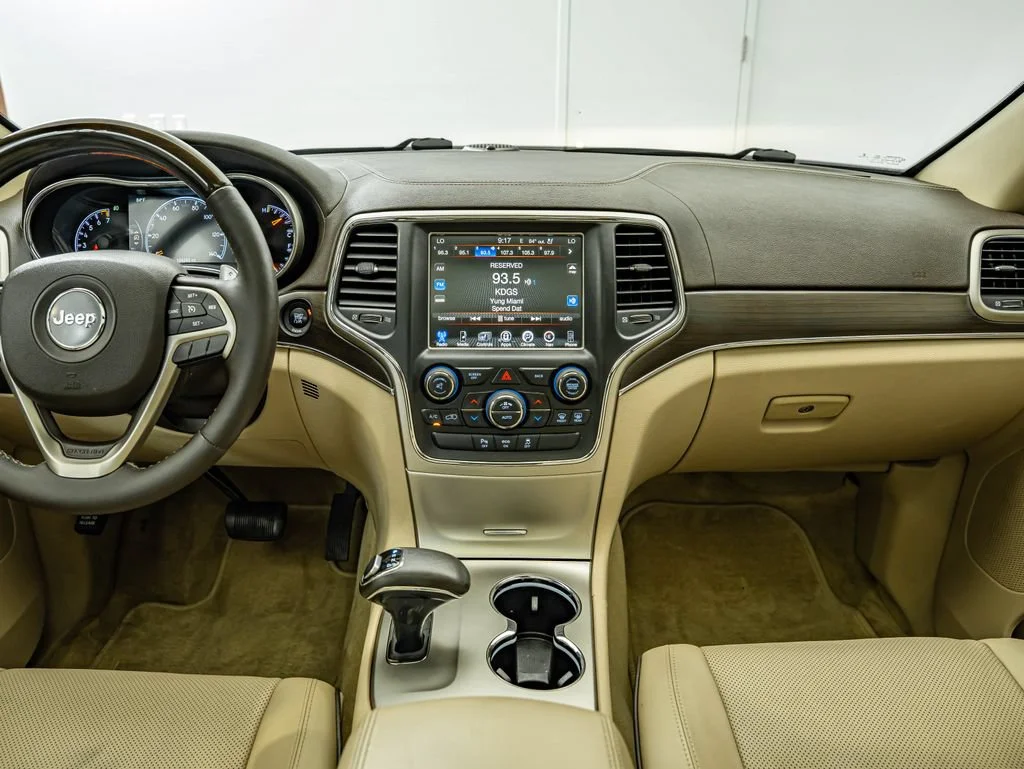 Used 2015 Billet Silver Metallic Clearcoat Jeep Overland image 31