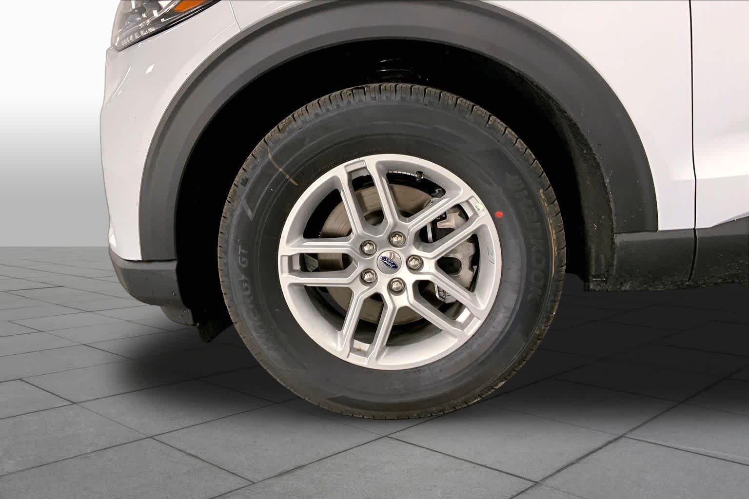 New 2026 Space White Metallic Ford Active image 9