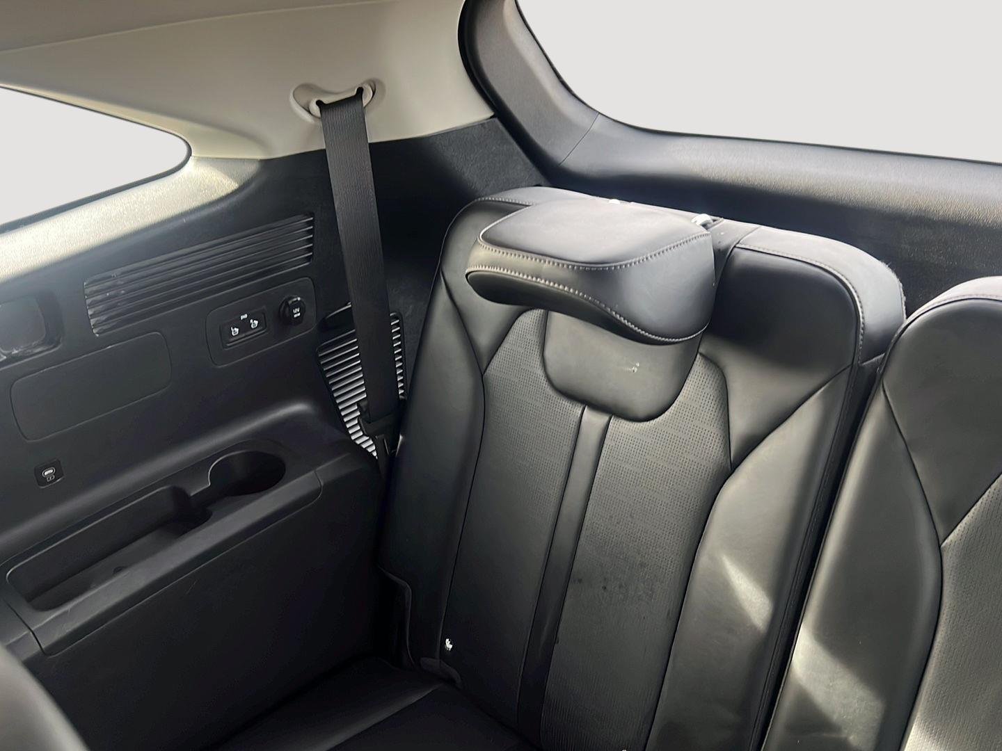 2025 Kia Sorento S - Photo 18