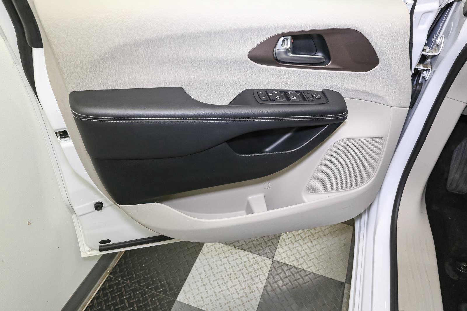 Used 2024 Bright White Clearcoat Chrysler LX image 39