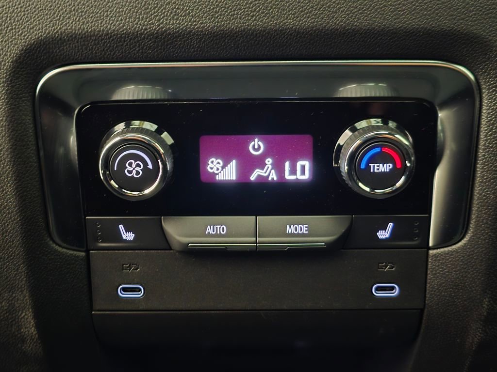 2025 Chevrolet Suburban Z71 - Photo 31