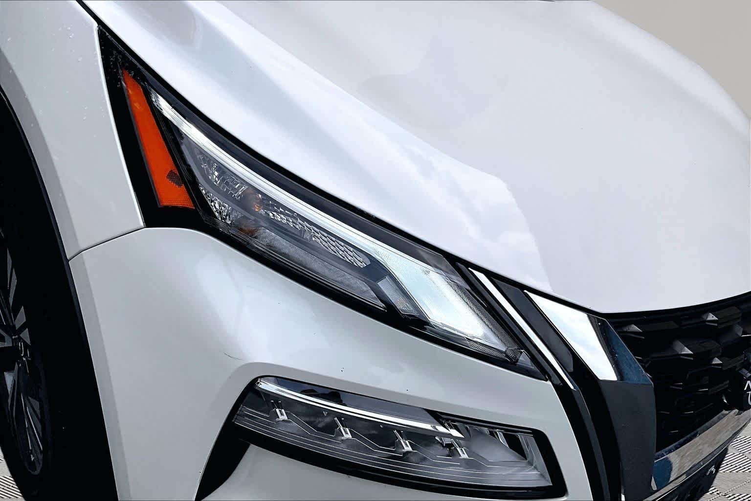 Used 2023 Pearl White Tricoat Nissan SV image 28