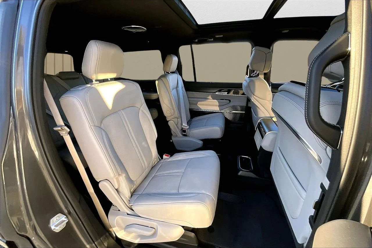 New 2026 Baltic-Gray Metallic Clear-Coat Exterior Paint Jeep Summit Obsidian image 20