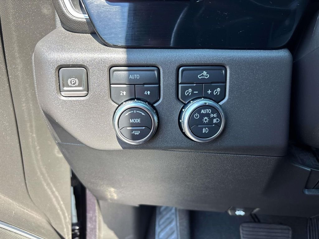Used 2022 Silver GMC Elevation image 17