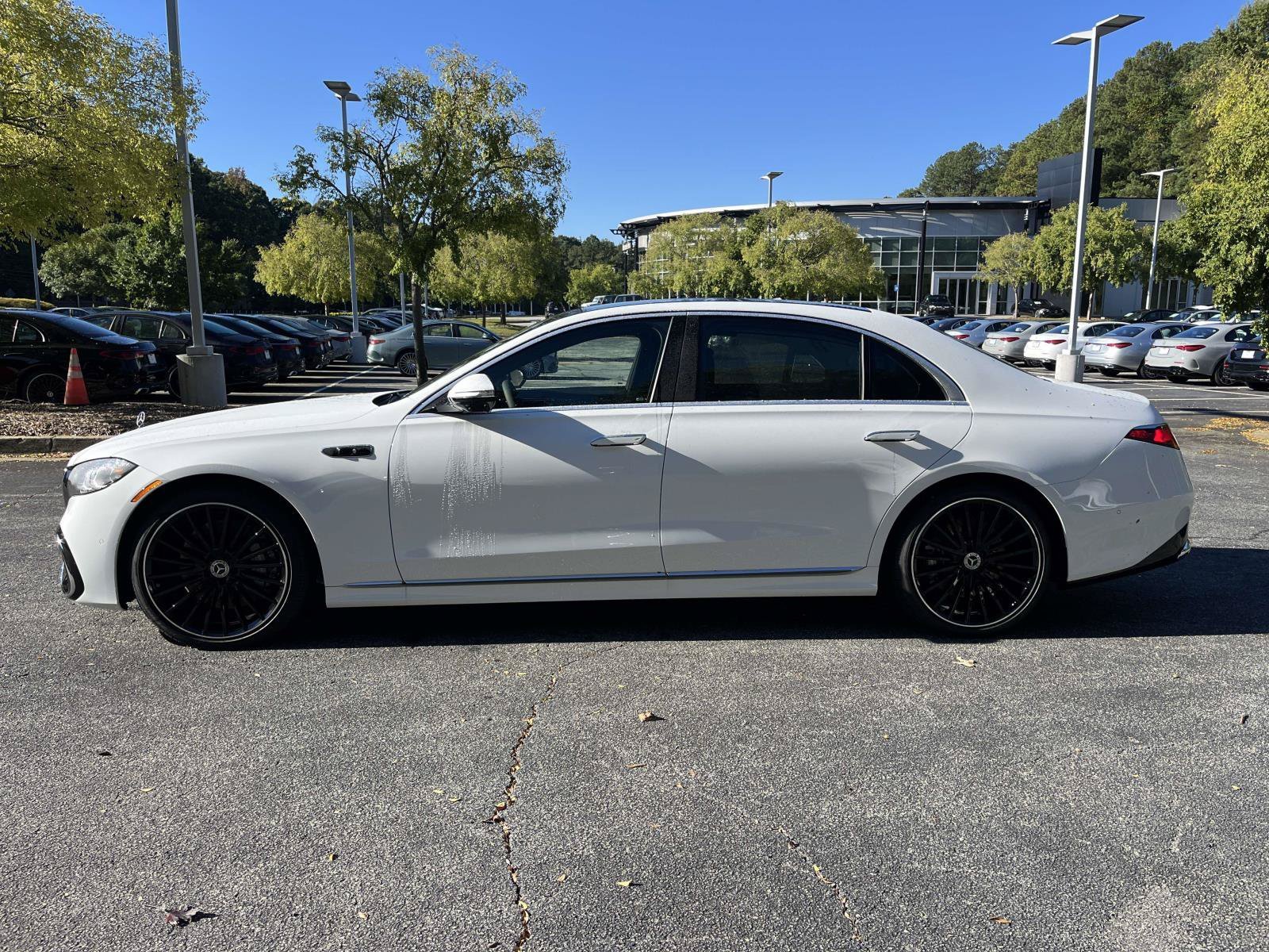 New 2027 MANUFAKTUR Moonlight White Metallic Mercedes-Benz S 580 4MATIC® Sedan image 13