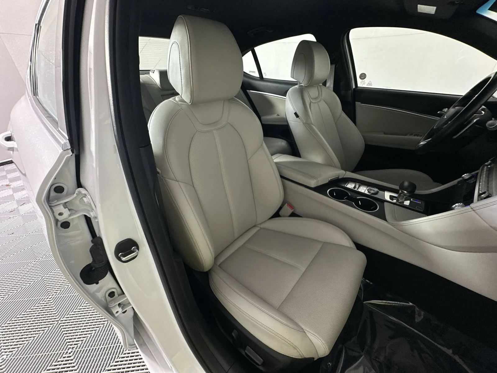Used 2025 White Genesis 2.5T image 27
