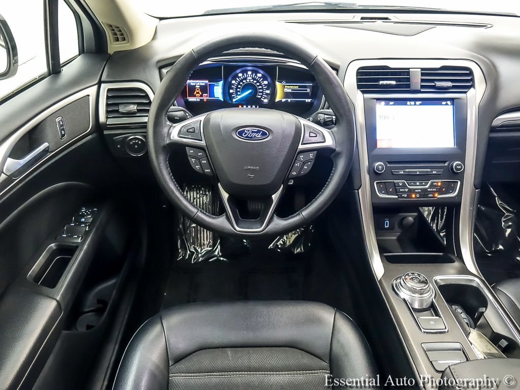 Used 2017 White Platinum Clearcoat Metallic Ford SE image 16