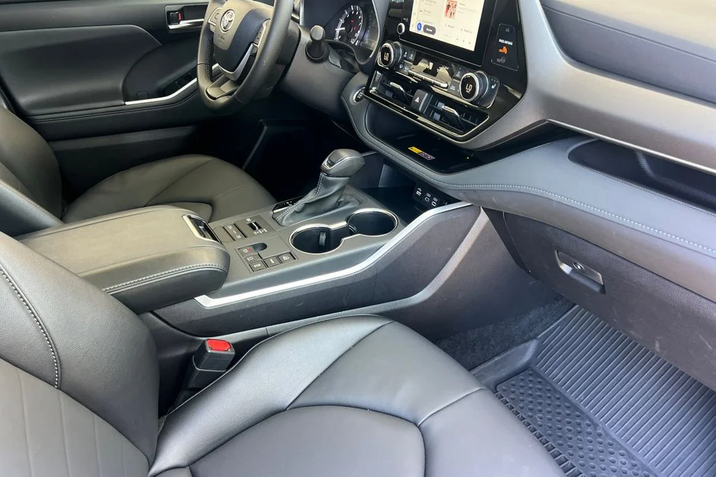 Used 2025  Toyota XLE image 21