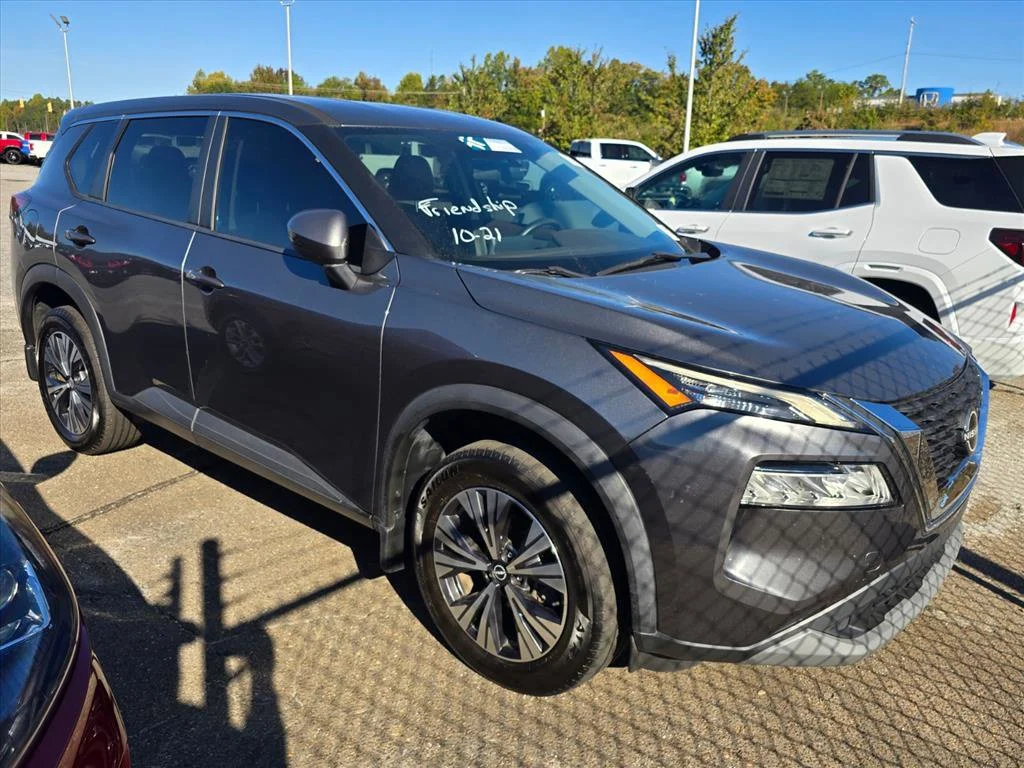 Used 2022 Gray Nissan SV image 4